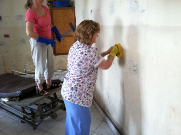 Cleaning walls in Goma.