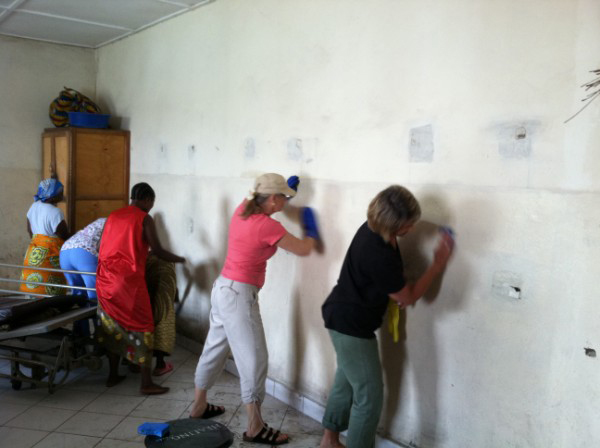 Cleaning walls in Goma.