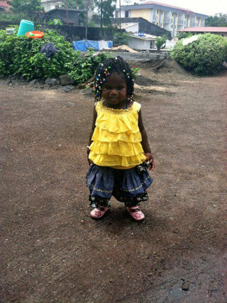 Small Congolese girls in a yellow shirt.
